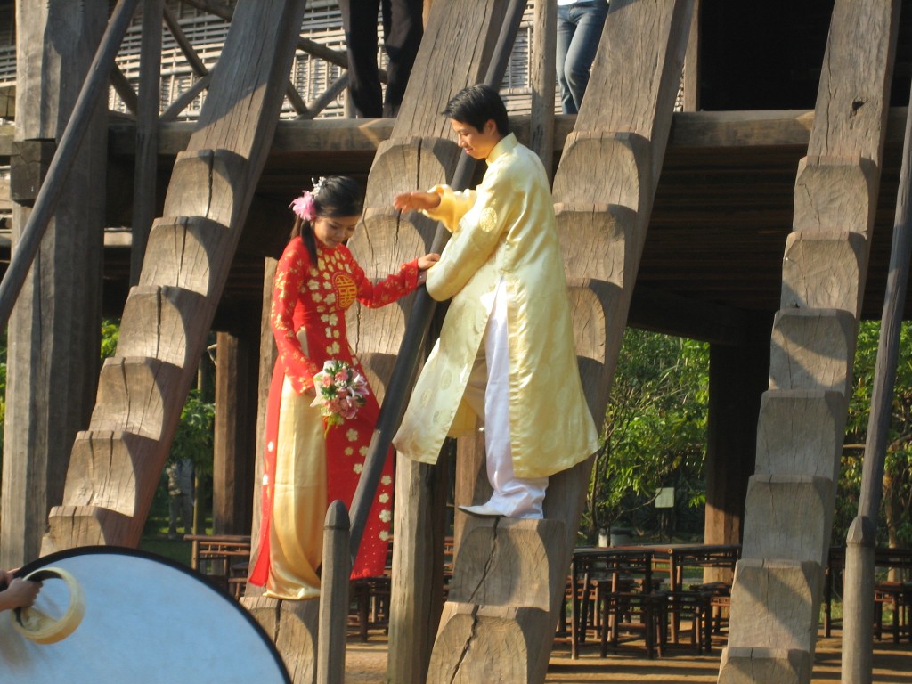 Wedding couple posing at Museum of Ethnography